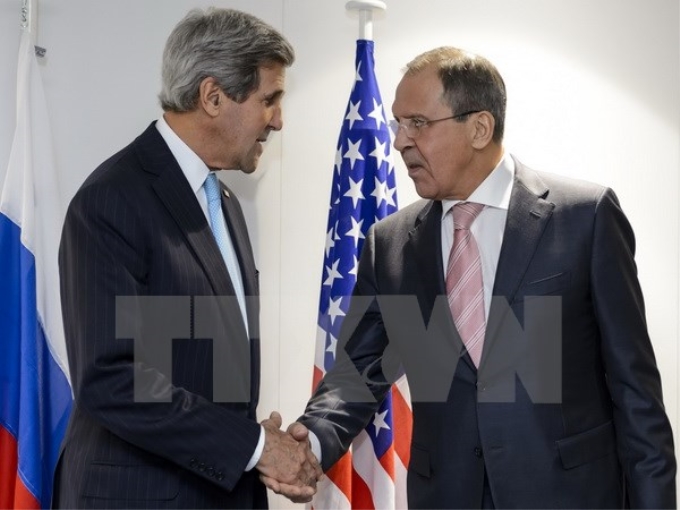 Ngoại trưởng Nga Sergei Lavrov (phải) và Ngoại trưởng Mỹ John Kerry (trái). (Nguồn: AFP/TTXVN)